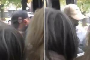 MAKLJAŽA SE U PUNOM AUTOBUSU U BEOGRADU: Putnici u šoku posmatrali tuču na vratima vozila! VIDEO