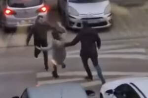 KURIR SAZNAJE! POLICIJA TRAGA ZA NASILNICIMA SA SNIMKA U NOVOM SADU Devojka završila na asfaltu, mladići se pesničili nasred ulice