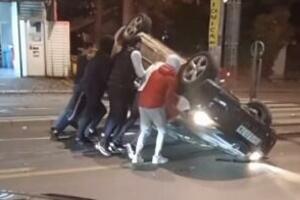 GRUPA MLADIĆA PREVRĆE AUTO NASRED PUTA: Dramatična scena na Voždovcu nakon saobraćajne nesreće (VIDEO)