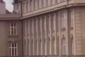 TRAGIČAN SNIMAK EVAKUACIJE STUDENATA KRUŽI MREŽAMA Skakali sa terase u nadi da će se spasiti od pomahnitalog ubice (VIDEO)