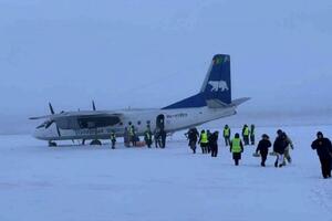AVION PROMAŠIO PISTU I SLETEO NA ZALEĐENU REKU! Zbog greške pilota letelica sa 30 putnika završila na snegu (VIDEO, FOTO)