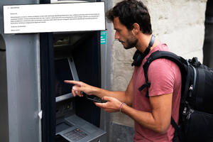PAO SISTEM POZNATE BANKE U SRBIJI: Potpuni zastoj u radu - građani ne mogu da podignu novac, niti da plate karticama