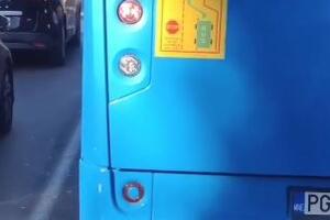 HIT SNIMAK UZBURKAO MREŽE Čovek se vozio kolima, pa primetio NEOBIČAN detalj na gradskom autobusu (VIDEO)