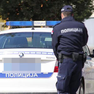 MUŠKARAC UPUCAN U NOGE, TVRDI DA JE BIO U DVORIŠTU KUĆE: Policija u Beogradu