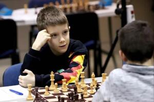 ČUDO OD DETETA! MALIŠAN OD OSAM GODINA POBEDIO VELEMAJSTORA: Srbija ima šahovskog genijalca! Treba da se ponosimo ovim detetom!