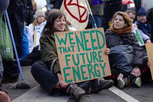 NA EKOLOŠKOM PROTESTU U HOLANDIJI PRIVEDENO OKO 1.000 LJUDI: Protest zbog subvencija za fosilna goriva (FOTO)