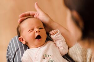 Ovaj suptilni znak otkriva da beba ima problema sa disanjem: Na taj način telo pokušava da unese više kiseonika