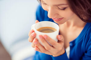 Želite da se rešite zavisnosti od kafe? Evo kako da uz par trikova kofein zamenite zdravim namirnicama