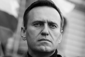 MUK, CVEĆE I SVEĆE ISPRED GRADSKE KUĆE: Građani Novog Sada odaju poštu Alekseju Navaljnom (FOTO)