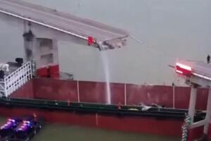 UŽAS U KINI: Barža urušila most, vozila upala u vodu, IMA POGINULIH (VIDEO)