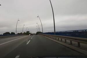 VEZAO OKO SEBE LANCE I BETONSKI BLOK Užas u Novom Sadu: Čovek skočio sa mosta