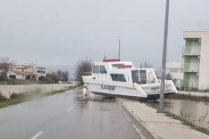 ŠOKANTAN PRIZOR U HRVATSKOJ: Brod koji se juče nasukao na ulicu i DALJE STOJI, automobili ga zaobilaze