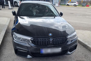 SKUPOCENI BMW STIGAO NA PREŠEVO, USLEDILA AKCIJA CARINIKA: Putnici pokušali sve da sakriju u džepovima, ali džaba! UZELI IM I AUTO