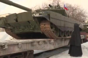 OVO SE NE VIĐA SVAKI DAN: Rusi napravili proslavu u čast slanja tenkova na ratište, a svakog od njih je BLAGOSLOVIO POP (VIDEO)