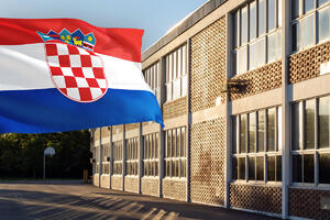OTAC UČENICE UPAO U UČIONICU I NOKAUTIRAO PROFESORA: Nezapamćeni skandal u Hrvatskoj
