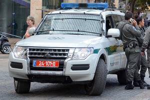 UŽAS U IZRAELU: Vozilom naleteo na kontrolni punkt, povređeno najmanje ČETIRI POLICAJCA