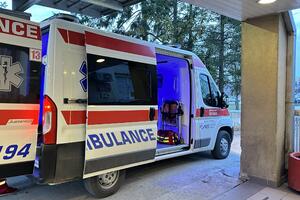 MUŠKARAC (60) ISEKAO SEBI RUKE MOTORNOM TESTEROM: Užas u Beogradu, hitno prevezen u Urgentni centar