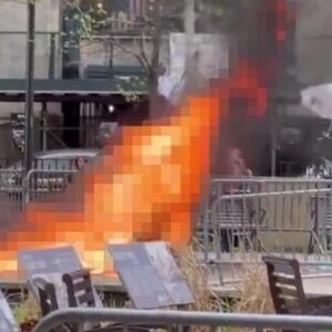 (UZNEMIRUJUĆI SNIMAK) HOROR U NJUJORKU! Muškarac se zapalio ispred suda