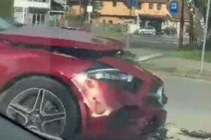 SAOBRAĆAJKA U ČAČKU, PREDNJI DEO MERCEDESA SMRSKAN: Došlo do sudara 2 automobila, saobraćaj otežan (VIDEO)