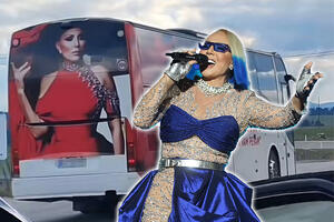 HIT HITOVA! "BRENABUS" GLAVNA ATRAKCIJA NA PUTEVIMA: Brena u stilu svetskih zvezda jezdi drumovima u autobusu sa svojim likom FOTO
