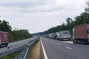 KOLONA DUGA VIŠE OD 10 KILOMETARA! Kolaps na graničnom prelazu sa Hrvatskom: Čekamo satima i satima (FOTO)