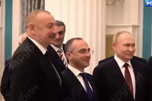 "NE SMEM KUĆI BEZ FOTOGRAFIJE SA VAMA": Novinar iz Azerbejdžana zamolio Putina da se slikaju, Putinov odgovor NAMEJAO SVE (VIDEO)