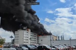 POZNATA NEMAČKA FABRIKA U PLAMENU: Četiri sprata zgrade u POTPUNOSTI IZGORELA, vatrogasci upozoravaju na OTROVAN DIM (VIDEO)