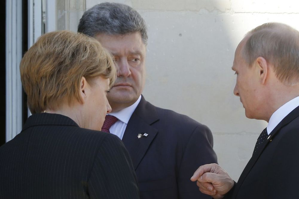 Arhivska fotografija: Angela Merkel, Vladimir Putin i Petar Porošenko, Foto AP