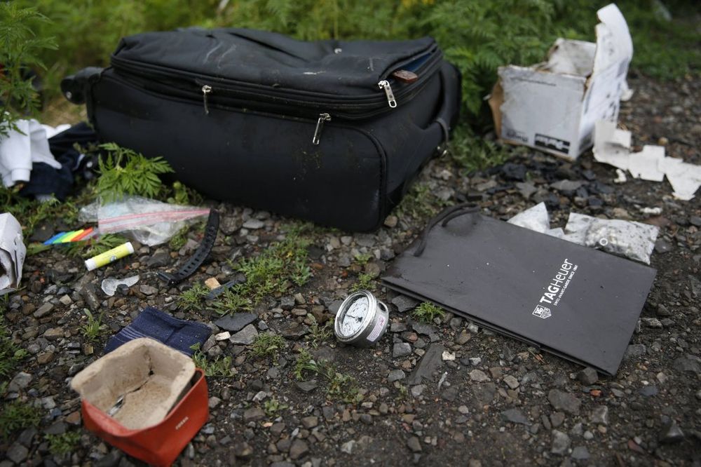 Razbacane stvari poginulih putnika, Foto Reuters