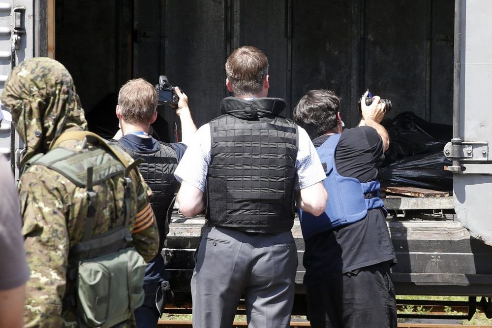 Posmatrači OEBS pregledaju sporni voz, Foto Reuters
