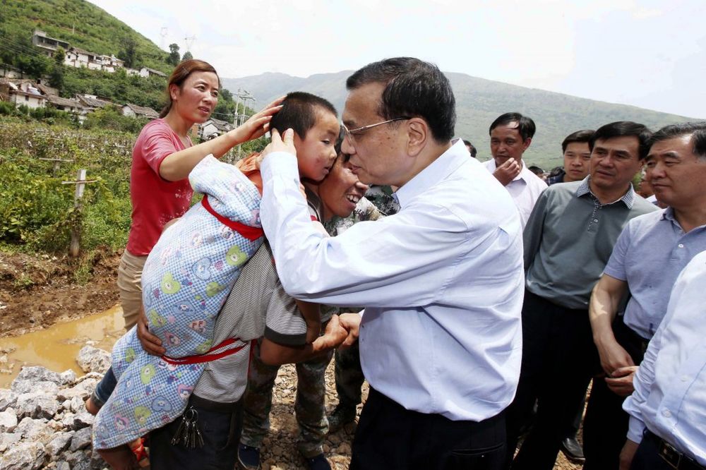 Premijer Li Kećiang sa unesrećenim narodom, Foto AP