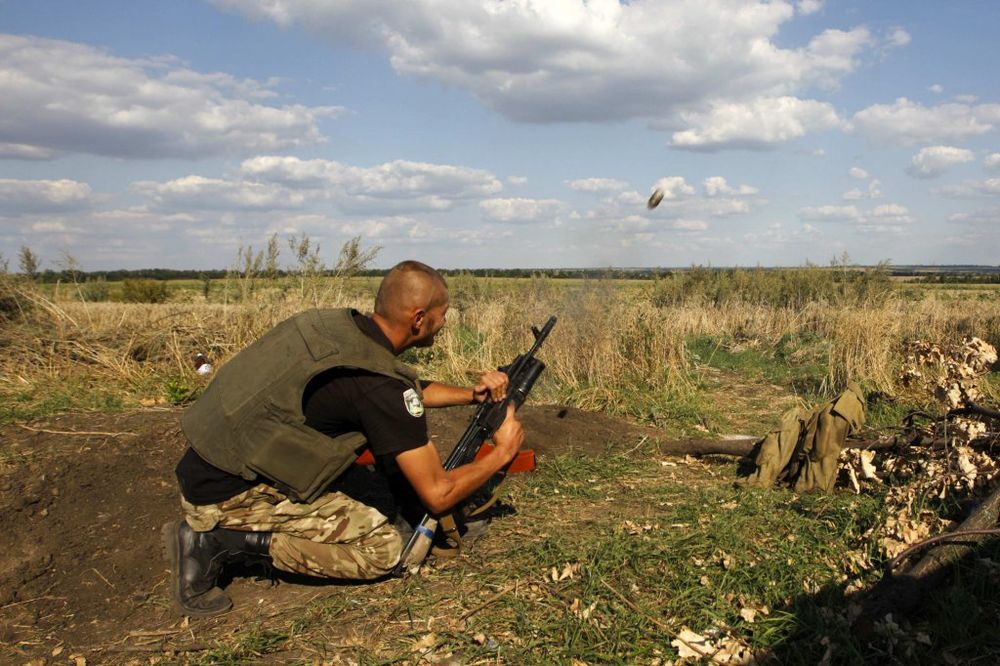 Ukrajinski vojnik puca, Foto Reuters