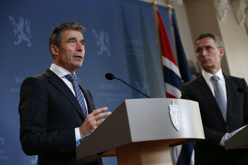 Očekuje se da Jens Stoltenberg (desno) neće nastavljati ratobornu retoriku Andersa fog Rasumusena kad je o Rusiji reč (Foto: Reuters)