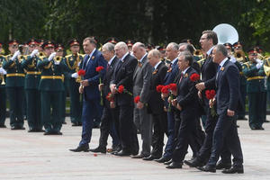 VUČIĆ PO ZAVRŠETKU DEFILEA VOJSKE: Predsednik s Putinom položio cveće na spomenik Neznanom junaku FOTO