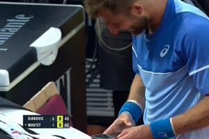 PA, OVO JE HIT: Novakovom rivalu zvonio telefon usred meča, on otrčao da se javi! VIDEO